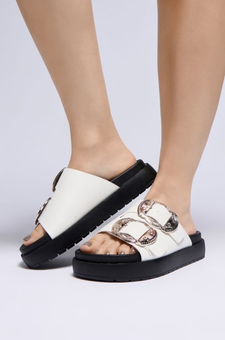 AZALEA WANG CHANTAYE WHITE SANDAL WITH BUCKLE DETAIL