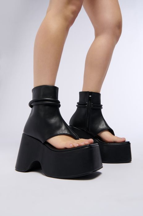 AZALEA WANG DAXTON OPEN TOE SANDAL FLATFORM BOOT IN BLACK