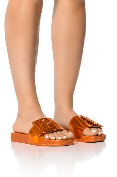 AZALEA WANG ON THE MOVE METALLIC SANDAL WITH BUCKLE IN ORANGE