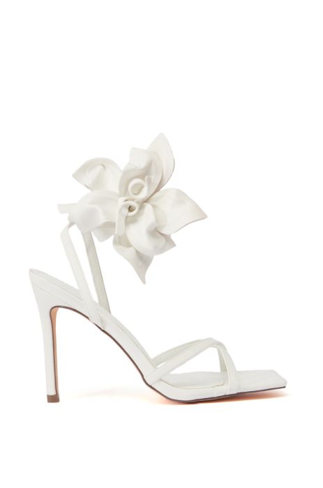 AZALEA WANG YANCEY WHITE FLOWER SANDAL