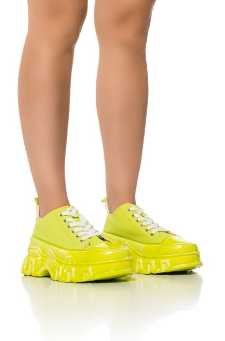 THE BLOG LIME SNEAKER IN LIME